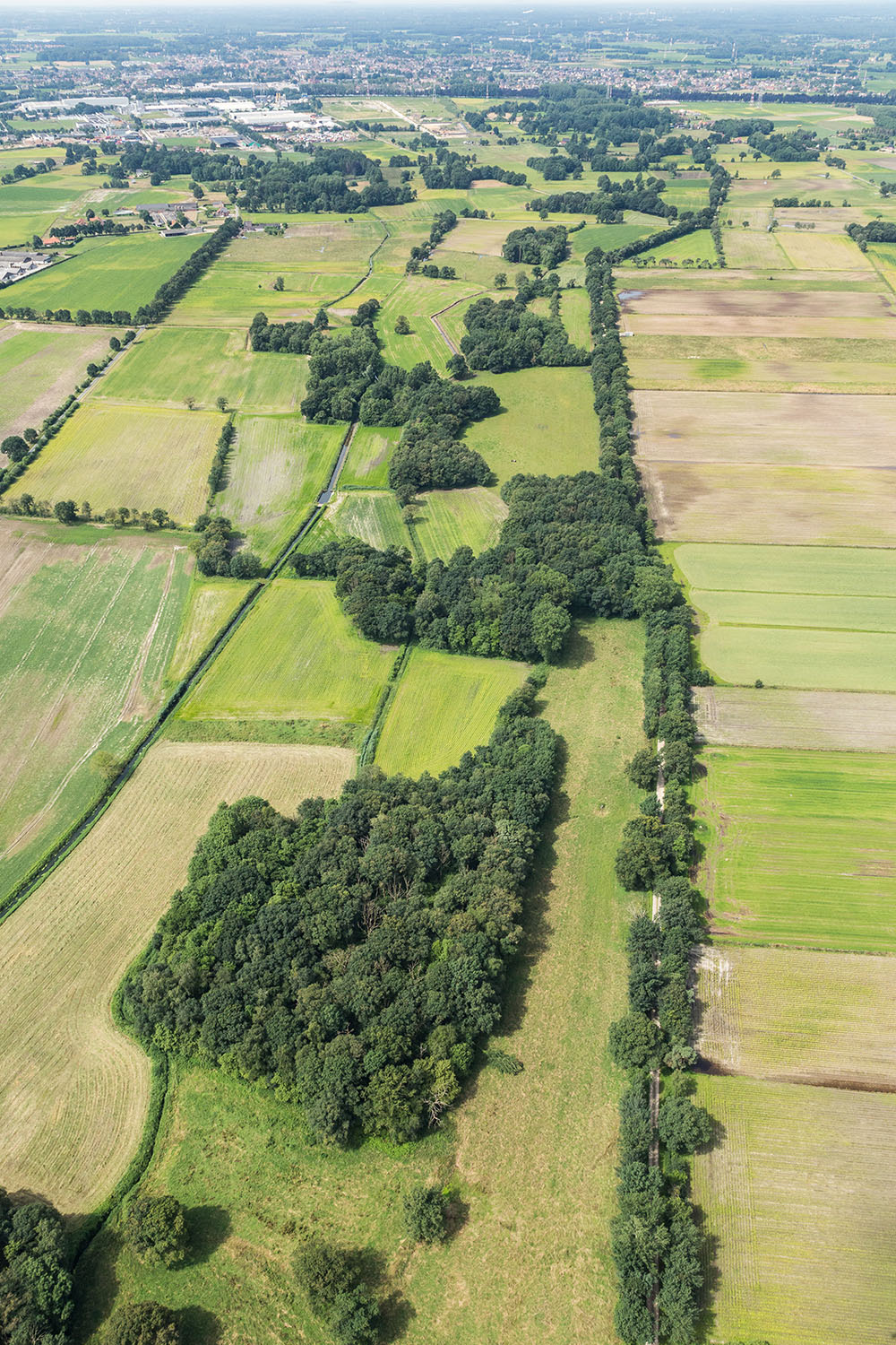 Luchtfoto met zicht op de vallei van de Zuurbeek
